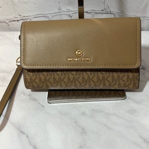 NWT Michael Kors Jet Set Large Flap Phone Wristlet